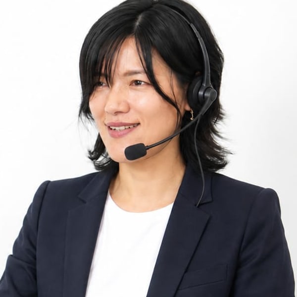 ヘッドセットで架電する松山倫子
